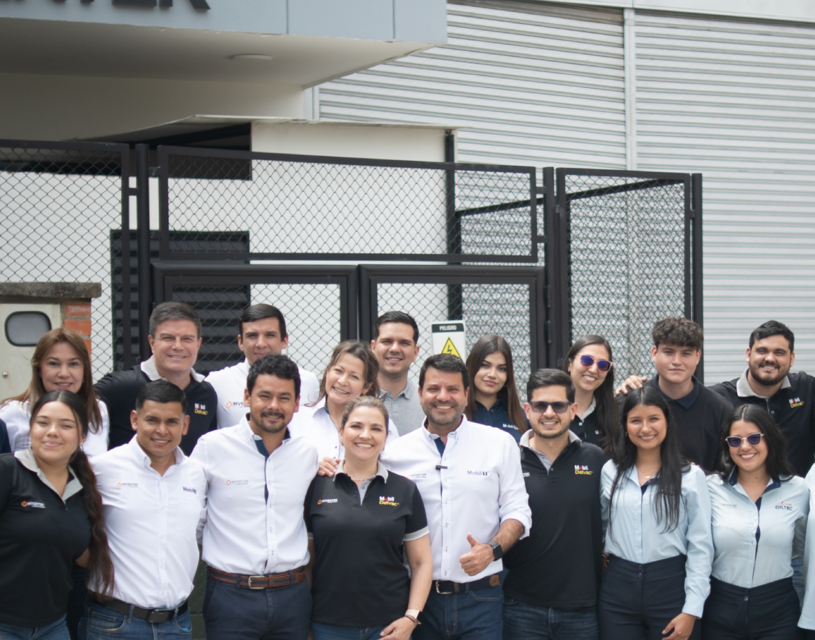 Equipo Invertek frente a instalaciones corporativas